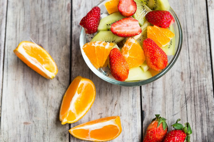 CocinayVino's tweet photo. A los virus y otros males se les ha de declarar la guerra a diario: 7 frutas cargadas de vitamina C para fortalecer tu sistema inmunológico 💪 https://t.co/GjYJmUVP9O https://t.co/GlhLr549gu