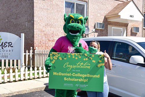 McDanielCollege's tweet photo. McDaniel and @CollegeBoundFnd representatives surprised five Baltimore City high school seniors with full-tuition McDaniel-CollegeBound scholarships!
Congratulations to this year's deserving students!
Learn more and get to know this year's recipients here: https://t.co/YDqzijITIp https://t.co/SZR5l1QyZk
