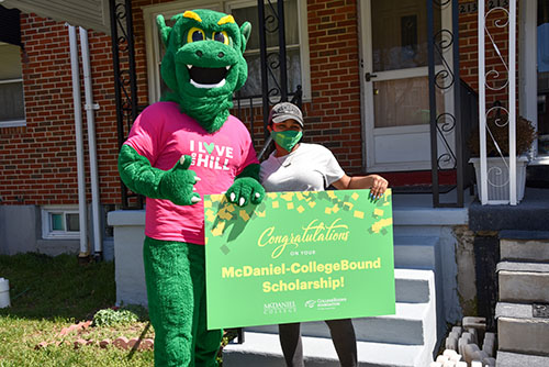 McDanielCollege's tweet photo. McDaniel and @CollegeBoundFnd representatives surprised five Baltimore City high school seniors with full-tuition McDaniel-CollegeBound scholarships!
Congratulations to this year's deserving students!
Learn more and get to know this year's recipients here: https://t.co/YDqzijITIp https://t.co/SZR5l1QyZk