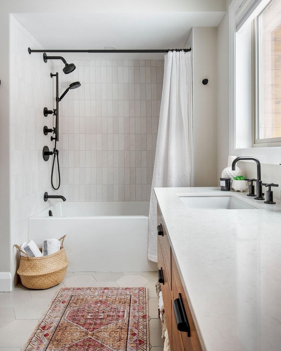 Our jaws dropped when we saw this breathtaking bathroom by <a href="/valahome/">homero valarezo</a> and @maginterior.design 😍 Every detail works effortlessly together to create an oasis we'd all love to relax in! 

COLLECTIONS: Mitte &amp; Starkhex