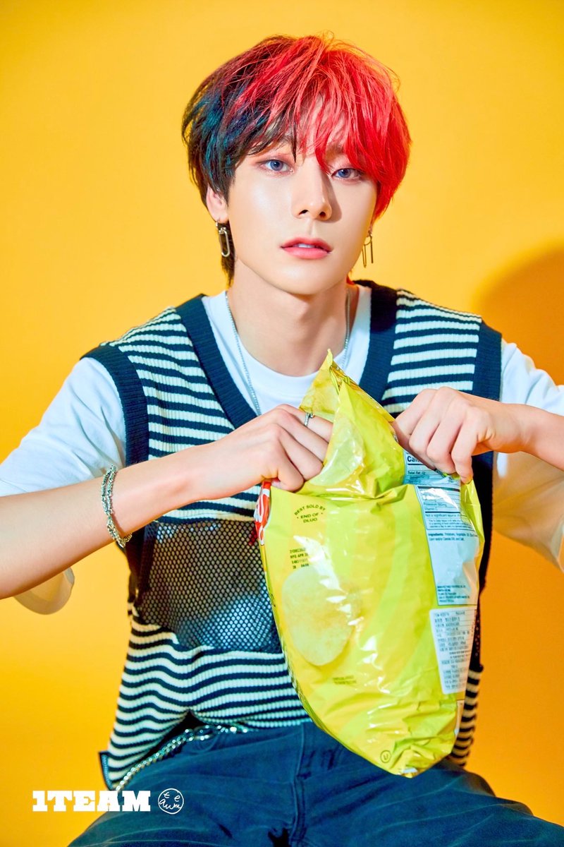 teamoneawards's tweet photo. thank you Lays held by Mr Moon Jehyun, very true. https://t.co/PDOXtlXH3K