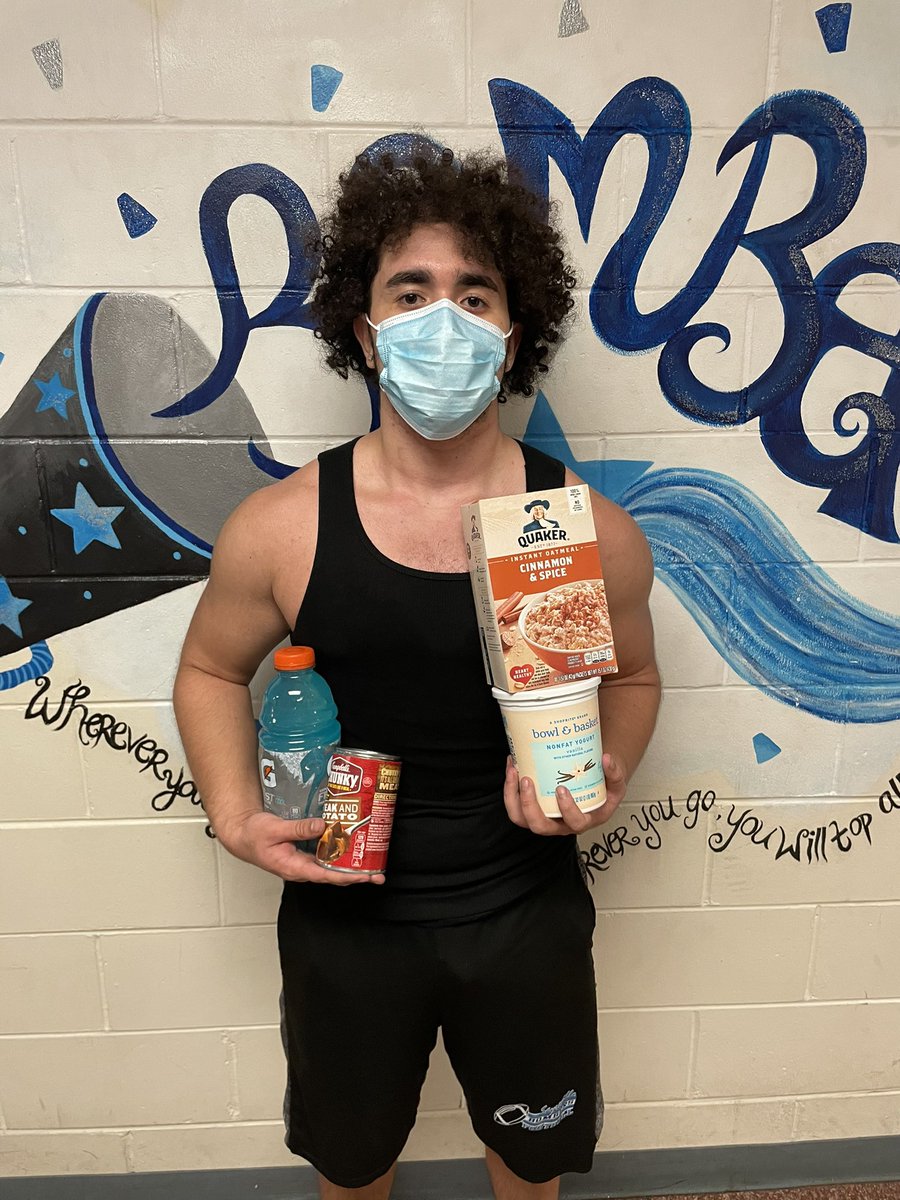 From our 6:00pm lifting group #WarriorOfTheWeek Junior Lineman Carlos Cosma 🏈💪 

Carlos received our protein pack to refuel his body over weekend!