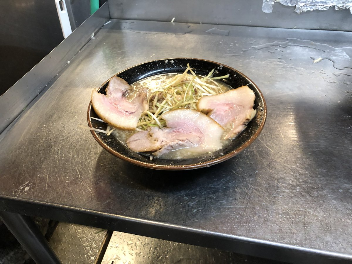 oudouyakashiwa's tweet photo. 緊急事態宣言も解除されたので久しぶりにイベントをやります
ラーショ企画第3弾
ネギ塩チャーシュー麺
4月5日月曜日王道家柏店舗で行います詳細は後日Twitterにて報告します
5月には誉さんとコラボしウォーカーキッチンへの出店も決定しました
ラーメンショップをやる予定です
ご期待ください
#王道家 https://t.co/THF2MxBTRW