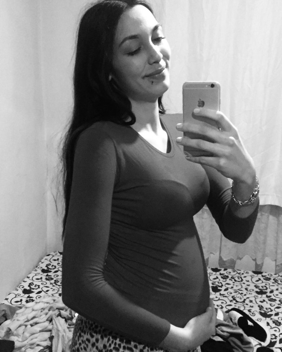 17 yaşındaydı Sezen...
5 aylık hamileydi.

Dini nikahlı olduğu erkek tarafından 16 yerinden bıçaklanarak öldürüldü...

#SezenÜnlü