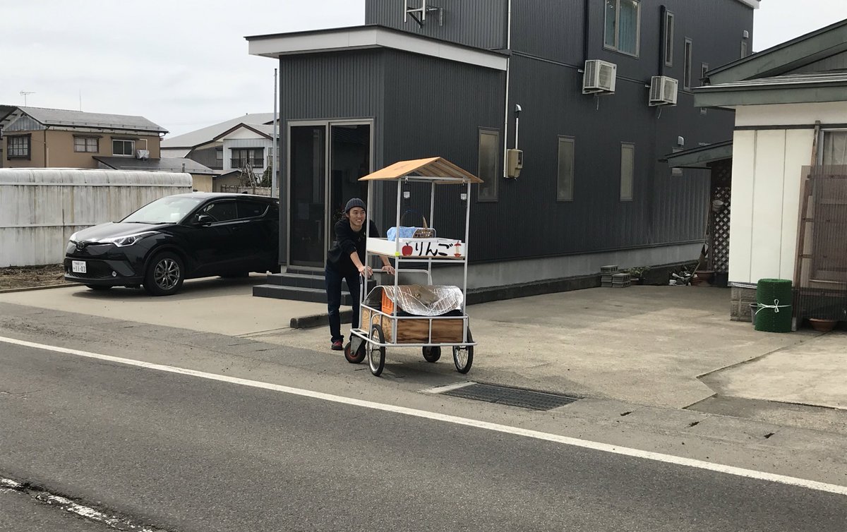 p0ecIDTEd1cKfQQ's tweet photo. 【リアルヨッシー】
横手高校Gを覗きに行った帰り、坂道をリヤカー押してる方を発見！
なんと、リンゴ売りの吉田裕喜君じゃないか！
離任式を前に、お世話になった先生に挨拶がてら訪問するという。
さすが。
雪中リンゴ頂きました。
寒さに耐えたリンゴは見かけは悪いけど、味は抜群。
うめがった！ https://t.co/kek9pPz9Ba