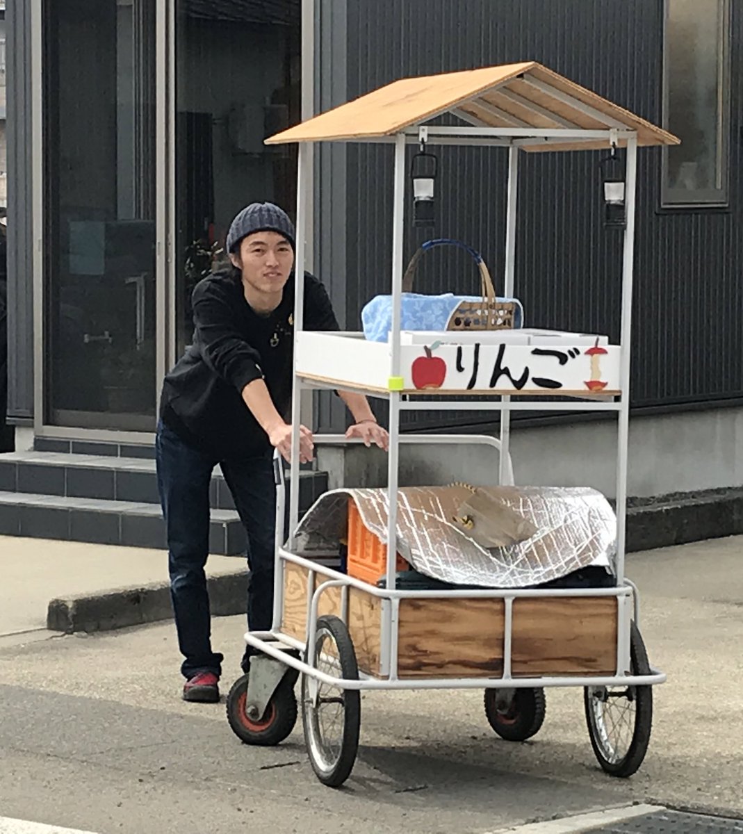p0ecIDTEd1cKfQQ's tweet photo. 【リアルヨッシー】
横手高校Gを覗きに行った帰り、坂道をリヤカー押してる方を発見！
なんと、リンゴ売りの吉田裕喜君じゃないか！
離任式を前に、お世話になった先生に挨拶がてら訪問するという。
さすが。
雪中リンゴ頂きました。
寒さに耐えたリンゴは見かけは悪いけど、味は抜群。
うめがった！ https://t.co/kek9pPz9Ba