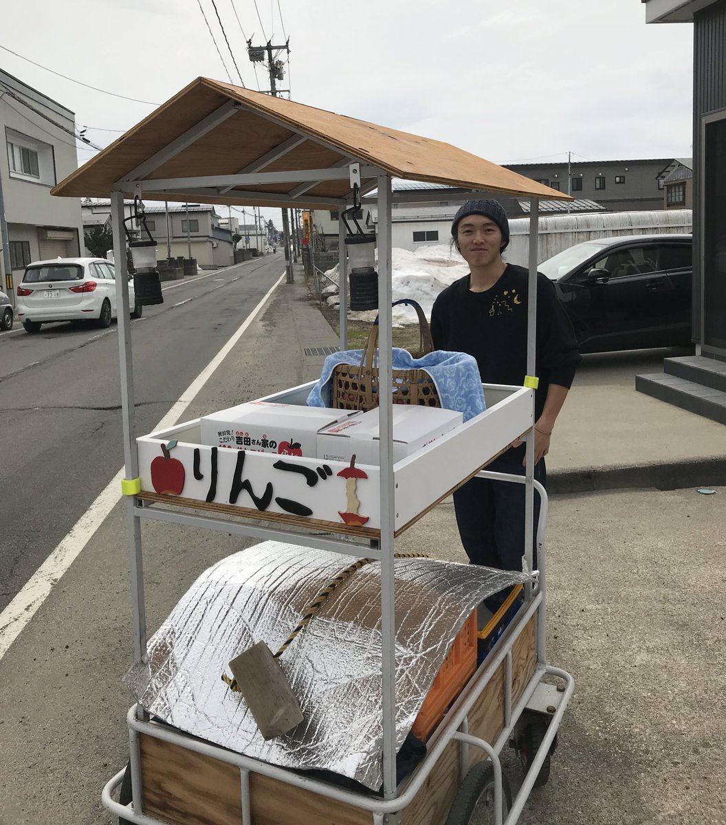 p0ecIDTEd1cKfQQ's tweet photo. 【リアルヨッシー】
横手高校Gを覗きに行った帰り、坂道をリヤカー押してる方を発見！
なんと、リンゴ売りの吉田裕喜君じゃないか！
離任式を前に、お世話になった先生に挨拶がてら訪問するという。
さすが。
雪中リンゴ頂きました。
寒さに耐えたリンゴは見かけは悪いけど、味は抜群。
うめがった！ https://t.co/kek9pPz9Ba