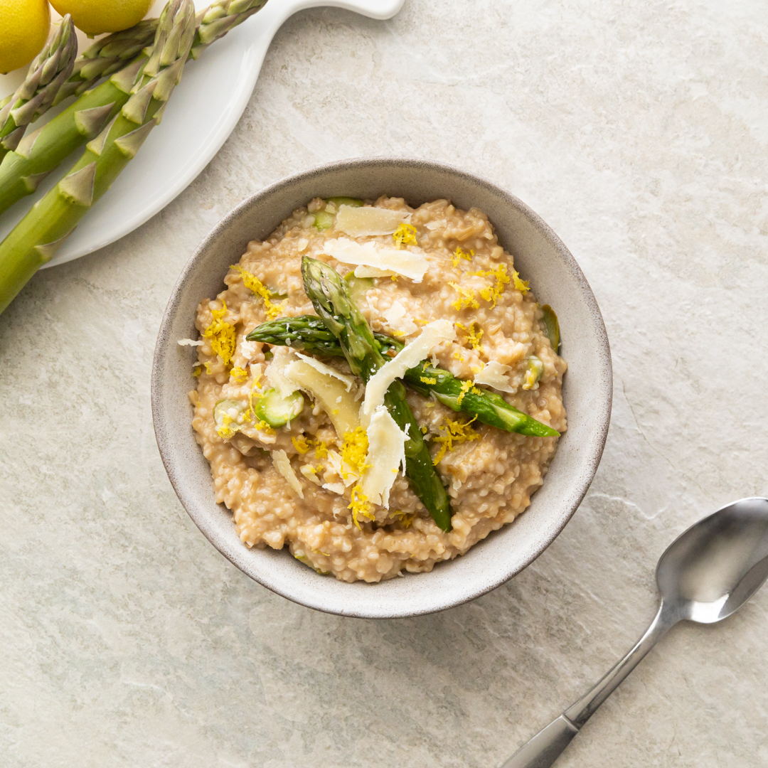 Welcome spring with this risotto-inspired recipe for savory Lemon Asparagus Ris-Oat-To by @theoatmealartist. ☀️