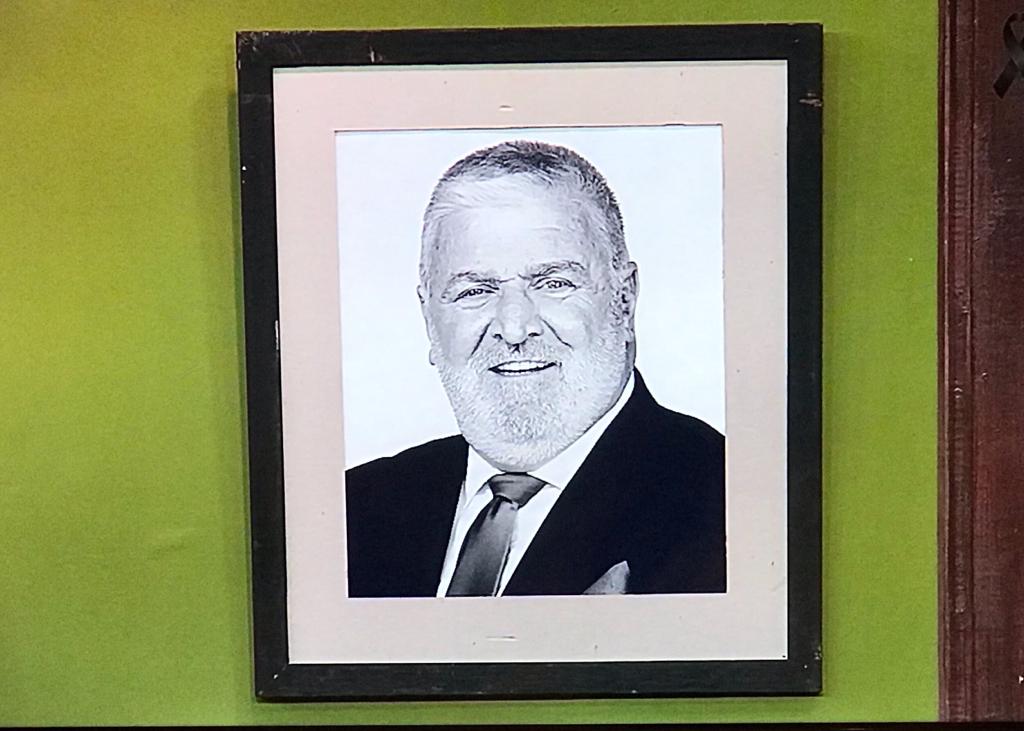 UyPolemica's tweet photo. En un día muy especial, les damos la bienvenida a POLÉMICA EN EL BAR. Hoy estaremos homenajeando a nuestro querido compañero y amigo Alberto Sonsol. Gracias por acompañarnos. #PolémicaEnEl10 https://t.co/PczMxqD2yw