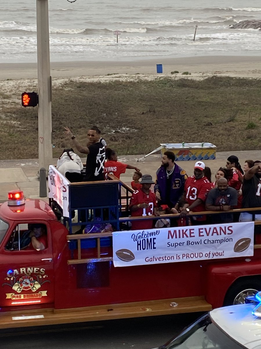 kmochapman's tweet photo. @MikeEvans13_ Showing more love than imaginable on the Seawall to his biggest fans! #signedposters #bills💰#bhstors #gigem https://t.co/qVofGOPsKV