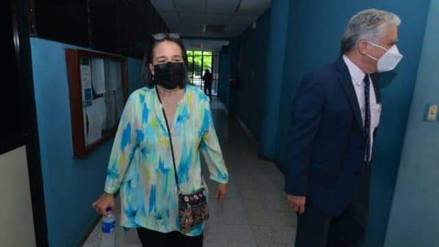 🤬🤬La señora que robó una Bolsa de leche para su nieto de 9 meses que tenía dos días de no comer fue expuesta  una gran delincuente y estuvo dos meses presa  pero los que 
 roban millones de dólares se pasean por los Tibunales de Justicia como si andan en sus mansiones.
👇🏿👇🏿