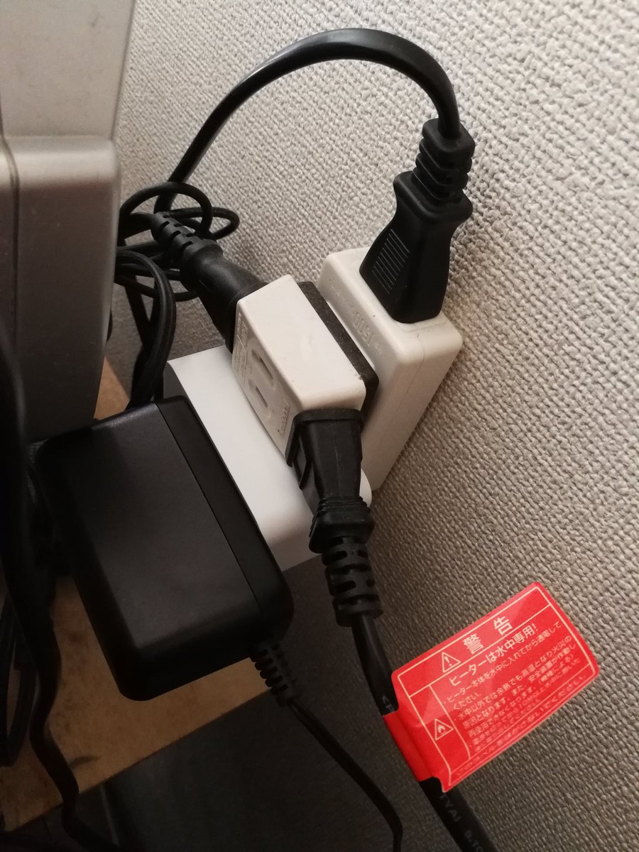 tottototoshi's tweet image. #水槽 の照明用のタイマーがコチコチうるさいので思い切って #AlexaPlug に替えてやった
2個目なんで不安はないし設定済みなんで挿すだけで導入終わり
アプリでオンオフを定型アクションで時間設定
静かで確実で良いね
しかしほこっとるなw掃除しよ