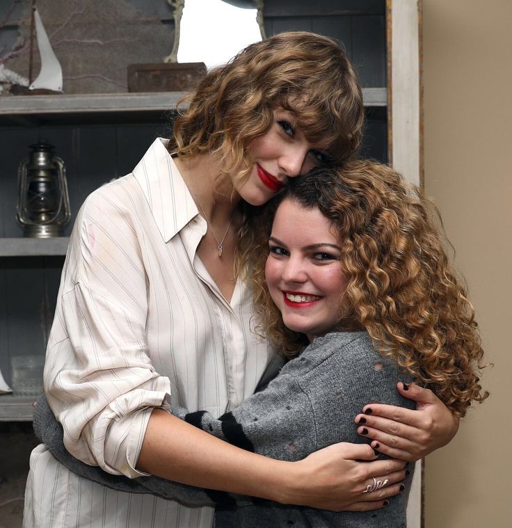 augustmhtl's tweet photo. mi sueño es que taylor me abrace y que apoye su cabeza en la mía no pido mucho https://t.co/kzKAkvHxFv
