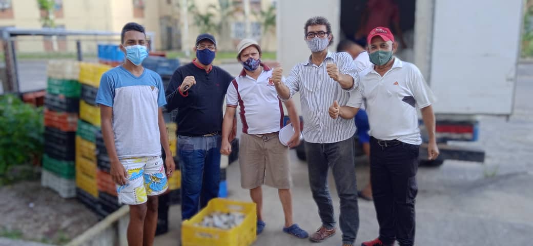 MRIDCH2's tweet photo. #MRIDCH Monagas Cumpliendo las lineas estratégicas de nuestro Presidente @NicolasMaduro en consolidación y protección de la soberanía alimentaria y respetando las normas de  bioseguridad  se distribuyo las sardina en la comunidad con los equipos políticos ubch y CLAP del PSUV. https://t.co/4GKAjSsdRN