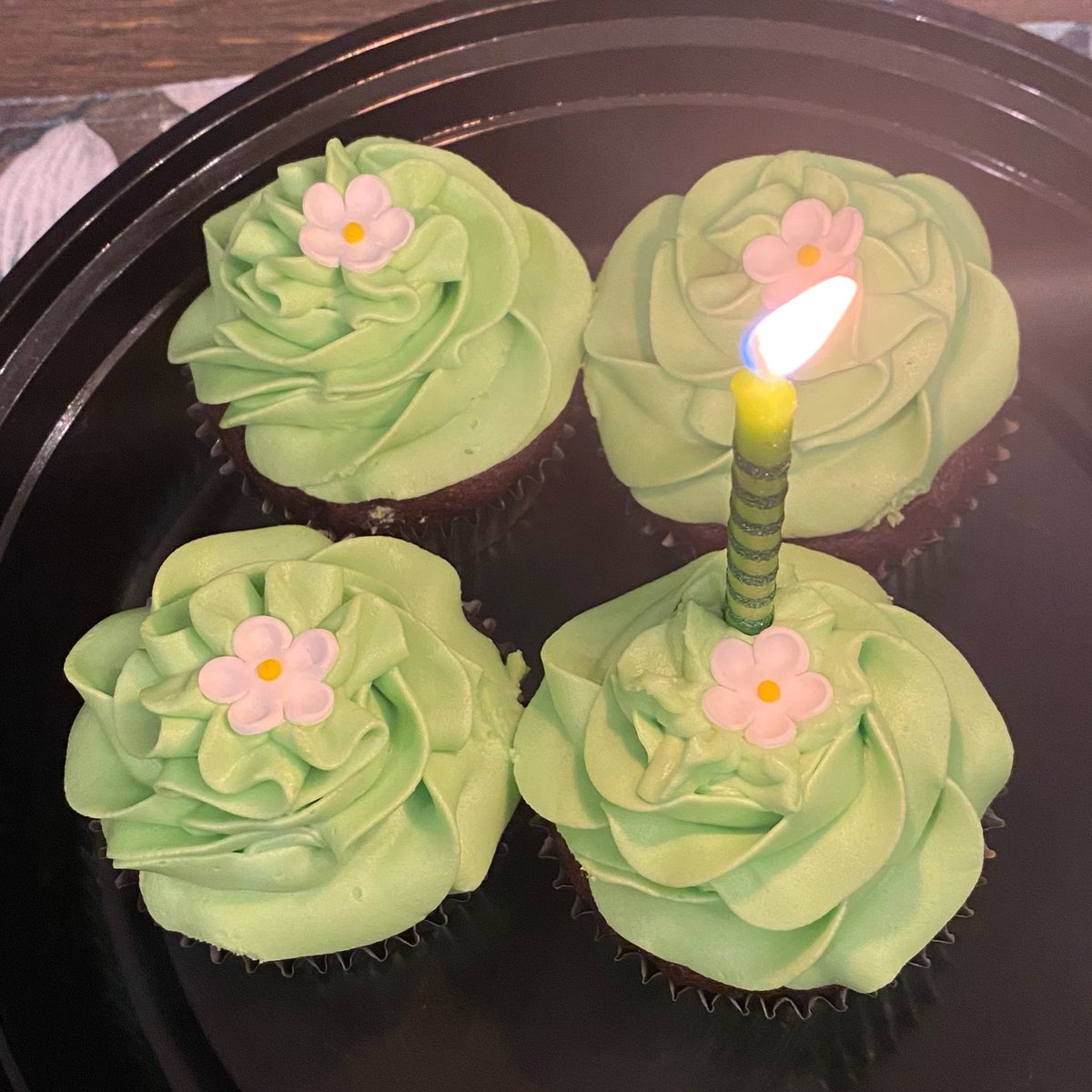 jerseygolden's tweet photo. Best birthday 🧁🌸🕯spent w/ my ♥️’s #theycompleteme 💚 @EricGol25412913 💋 https://t.co/Pb33ebLXEU