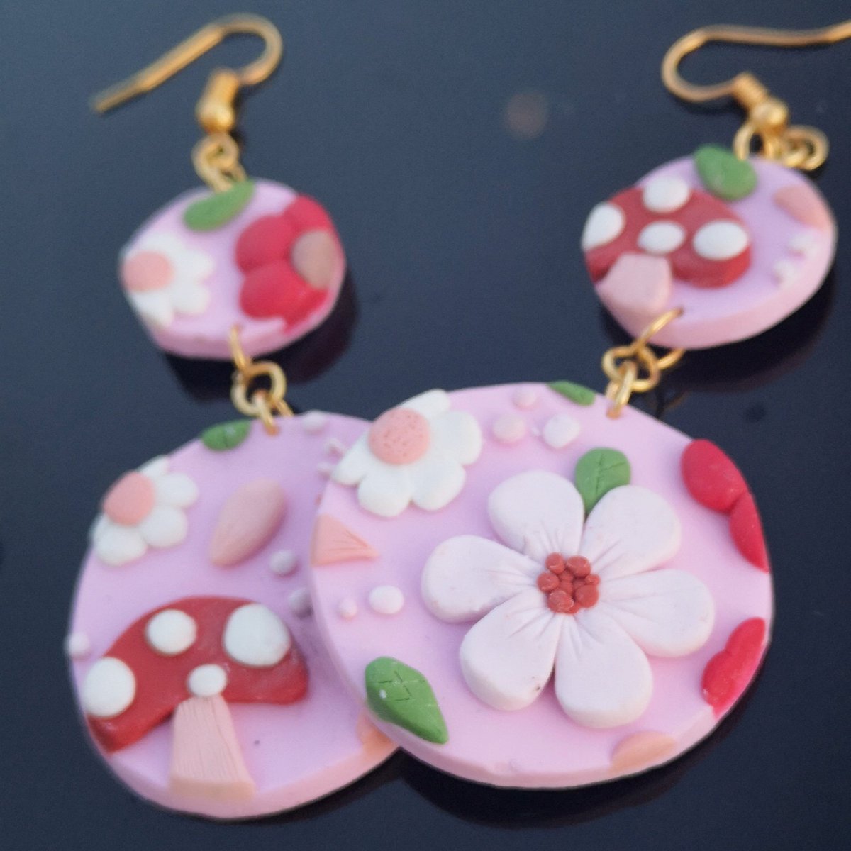 FireflyCraftsIE's tweet photo. Close up on the new cottagecore earrings.. Should i add these to my shop? 🌸🤍🌱
~~~
Etsy link in my Bio!
~~~
RTS and Likes are SO appreciated!
~~~
#cottagecore #smallbusinessowner #smallbusinesssupport #etsystore #handmadegift #earrings https://t.co/5rmDhmJ7p5