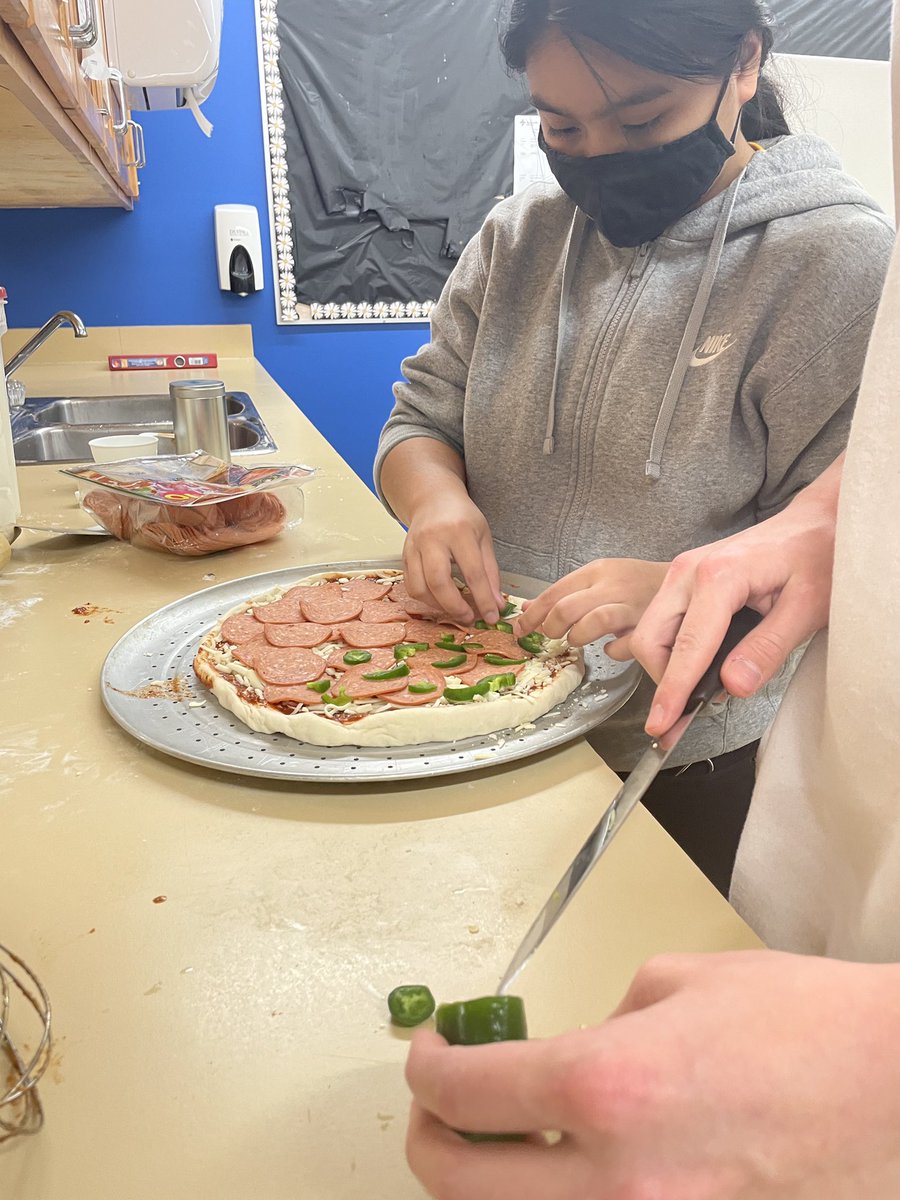StMarys_MH's tweet photo. La classe di cibo della terza media oggi faceva la pizza 🍕 @mhcatholic #pizza #foodsclass #wearemhcbe #needatranslator https://t.co/045v5QG52r