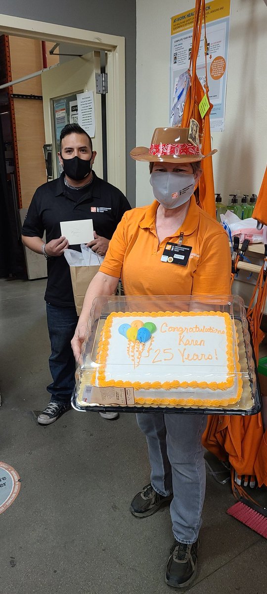 Penguingirl75's tweet photo. Congratulations Karen on your 25 years of service!!! We are lucky to have you on our team #teamg3. @OrangeLiving10 @KarenSelvey @jacki_mccord @nmc4me @misjudes https://t.co/b6JcPRsC1M