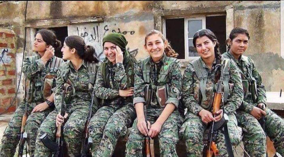 SimoneBonzanini's tweet photo. "Non vi ingannino i nostri sorrisi, siamo morte tutte".
Afrin, Siria, marzo 2018.
Antonio Coronato https://t.co/WszKokFRE9