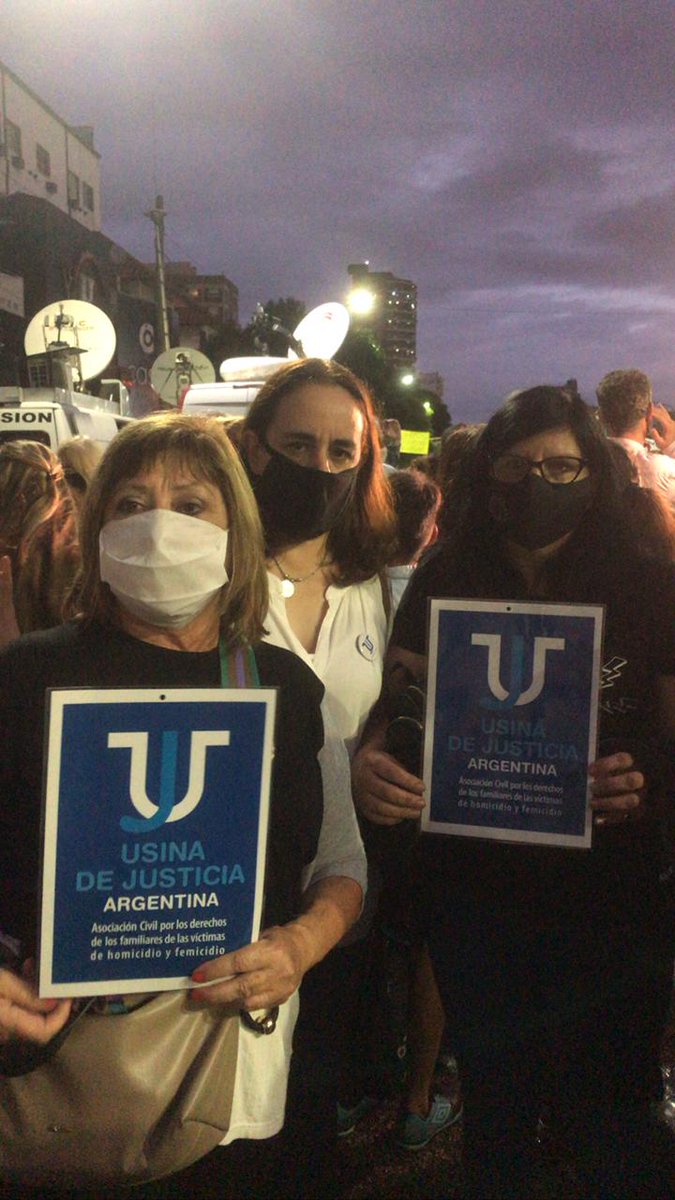UsinadeJusticia's tweet photo. Hoy estuvimos presente en la marcha para pedir Justicia por el brutal asesinato de María Rosa Daglio. Su asesino tendría que haber estado preso, lo liberaron con la excusa del COVID. Desde UJ no vamos a parar hasta que los jueces que matan con su lapicera paguen por sus actos. https://t.co/IzQ5O5jrkm
