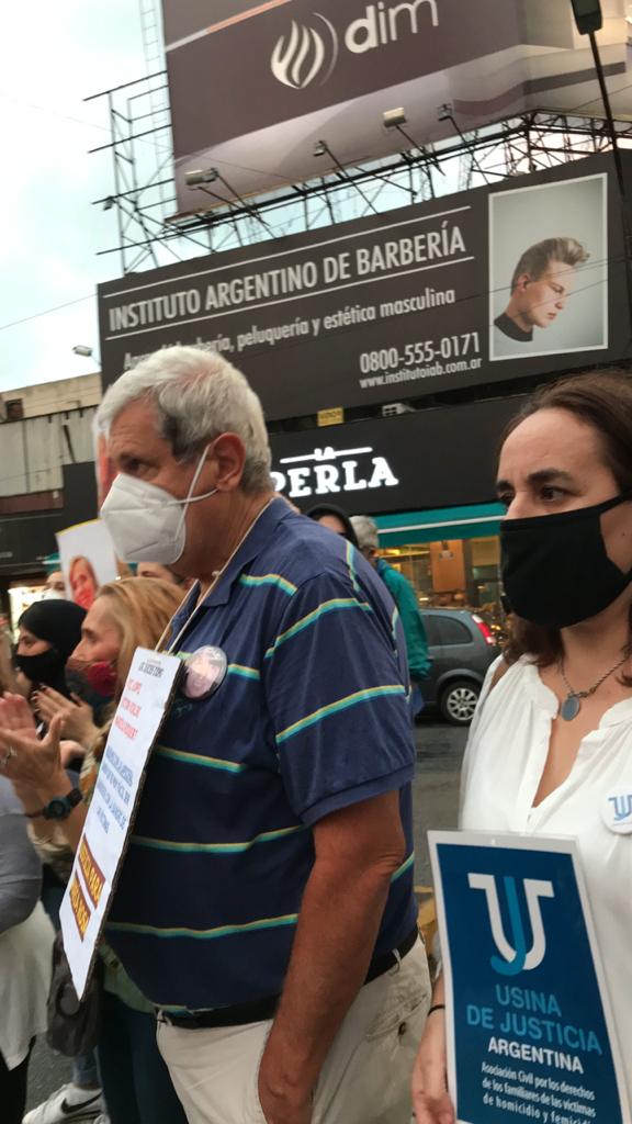 UsinadeJusticia's tweet photo. Hoy estuvimos presente en la marcha para pedir Justicia por el brutal asesinato de María Rosa Daglio. Su asesino tendría que haber estado preso, lo liberaron con la excusa del COVID. Desde UJ no vamos a parar hasta que los jueces que matan con su lapicera paguen por sus actos. https://t.co/IzQ5O5jrkm