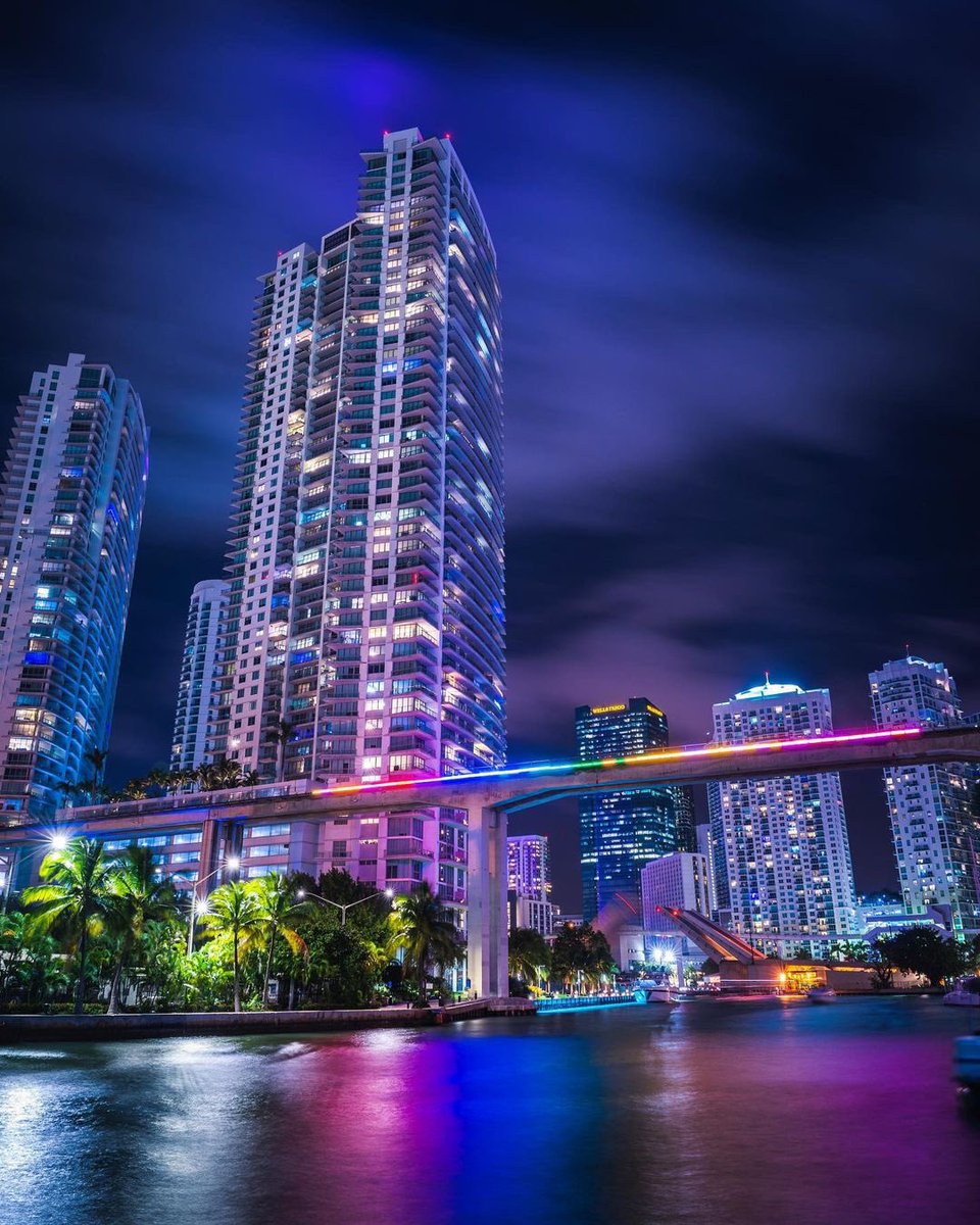 Brickell’s coming in hot! 🔥 Have a fun and safe Friday night, neighbors! #BrickellLiving 📸: geoffrey.parry