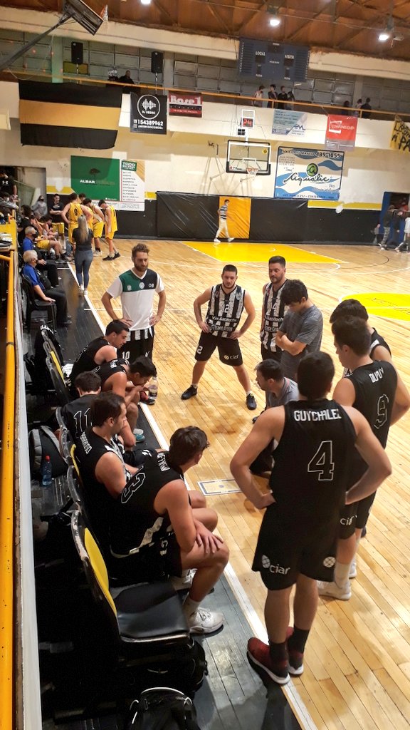 leonqn's tweet photo. #PrimeraMasculino final del segundo cuarto, @ClubCipolletti vence por 3 puntos a @BasquetPacifico.

#VamosCipo🏀 https://t.co/IIyGH1Xe3d