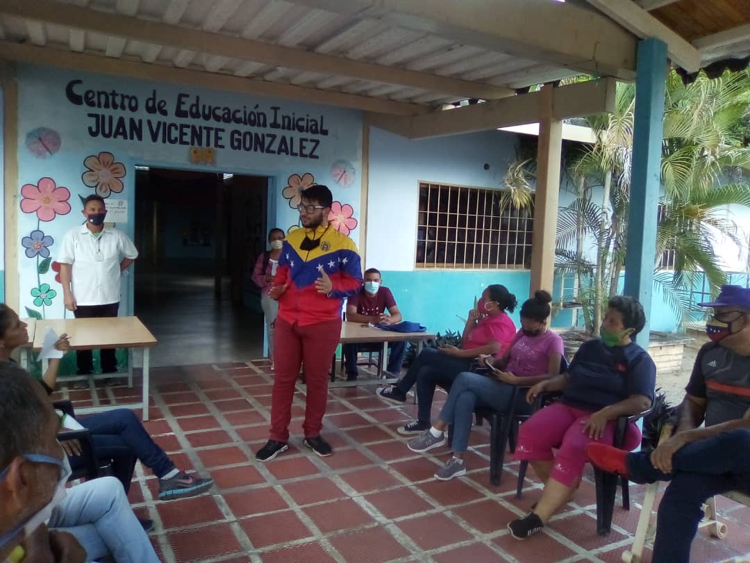 MRIDCH2's tweet photo. #25Marz2021 #MRIDCH Amazonas Ubicado en la comuna Arévalo Cedeño se da inicio a la socialización de la ley de ciudades comunales. Presente parlamentario
Yorvin H.Dip. Nac. Cristian Ruiz, consejal Richar García y coordinador de Fundacomunal parlamentario andri Baldomero. https://t.co/Q9mul5CfQb
