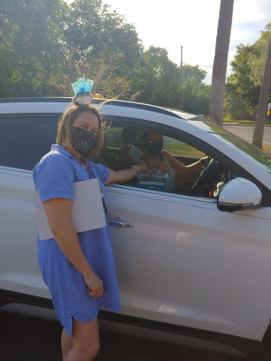 GreatStartSCPS's tweet image. Thank you SCPS Board Member @almond_karen for stopping by our Drive- Up Dr. Seuss Birthday Party! We had over 50 families to attend!