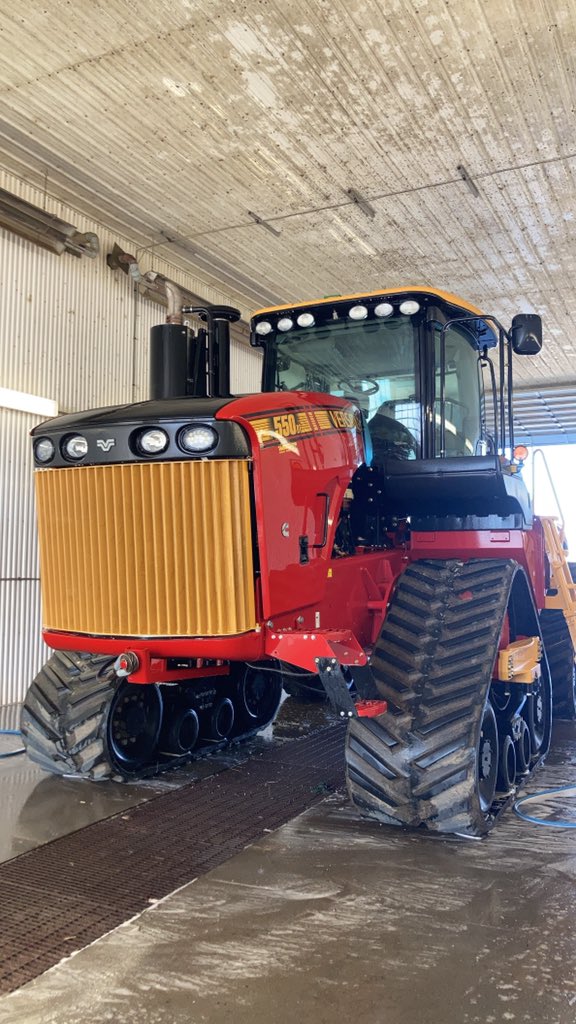 mcc_rab's tweet photo. Final wash before plant21 things are happening #plant21🌾 #versatile #550 #spring #truckwash #blackgold #barley #wheat #peas #canola #abfarms #canadafarm #cummins @webbsmachinery @Versatileag1 https://t.co/s4LeNYJjo5