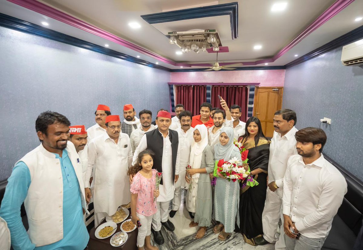 SonyCha63898310's tweet photo. Aadarniy mananiy party Adhyaksh Akhilesh Yadav ji jindabad https://t.co/fxrS1PhHVu