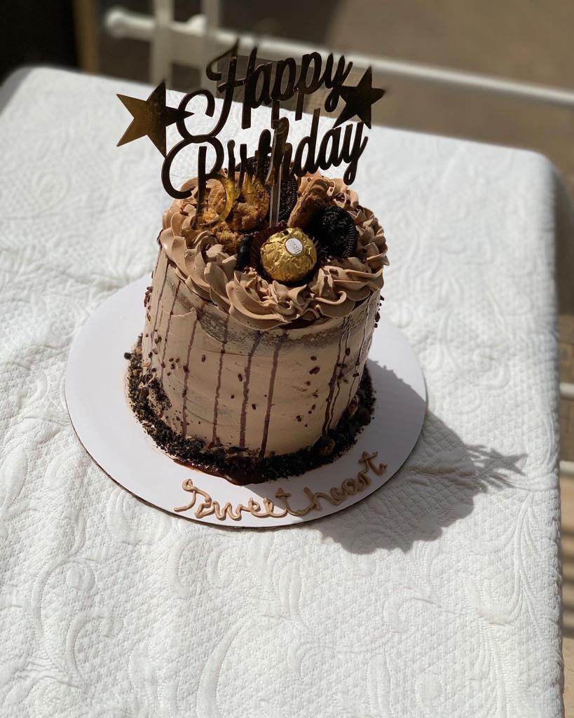 ElleTams's tweet photo. By@ElleTams 👩🏽‍🍳#fruits #ferrorocher#nakedcake #birthdaycake 😋😋😋 https://t.co/VbqHF01qTl