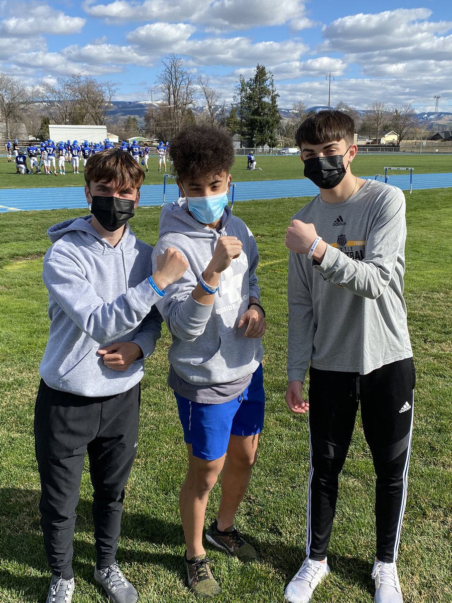 EHisaw's tweet photo. #fastguys! Got their wristbands for 20 & 21mph!! #underclassmen😈 @Wahitrack @WaHi_Athletics @WAHIASB https://t.co/jWoGSzhSm3