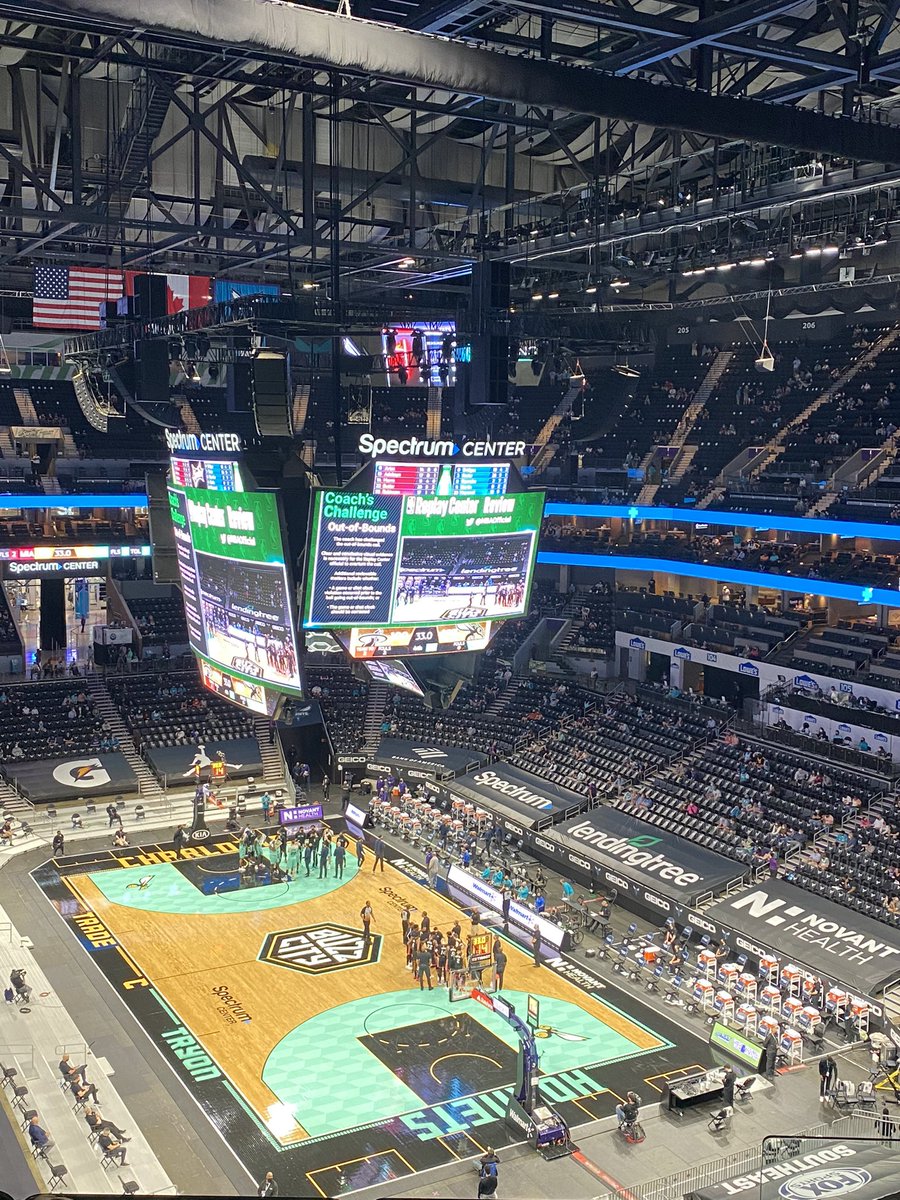 FrSeattle's tweet photo. Soirée incroyable ! 
Beau match des @Hornets_France https://t.co/3Pqd6xnCLU