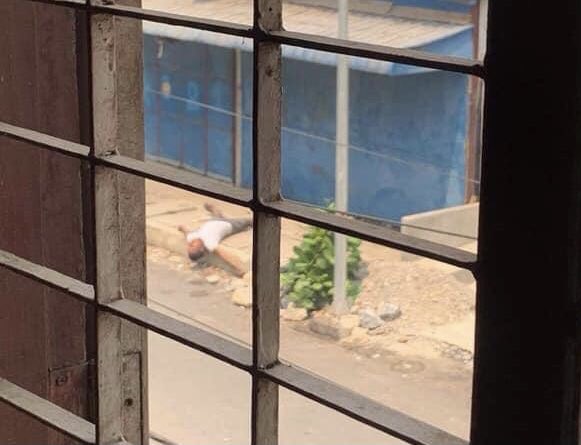 A man was shot dead in #Mandalay. Whoever came to retrieve the body is also being shot. 

ANTIFASCIST REVOLUTION
#AntiFascistRevolution2021
#Mar27Coup
#WhatsHappeningInMyanmar