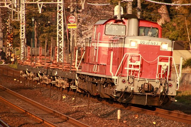 STFmk21's tweet photo. 2021/3/27　山崎にて
工9794レ  DD51-1183+チキ4B
上川口･香住工臨返空

なんか色キモくなってしまった...
遅延してましたがこちらは定刻での通過でした。 https://t.co/ySbdpkhCir