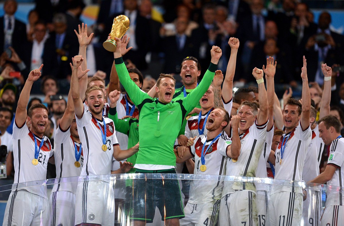 UEFAcom_de's tweet photo. 3⃣5⃣ - Happy Birthday, @Manuel_Neuer 🎂🎉🎁🧤🏆🇩🇪 https://t.co/Ygn51UdOcE