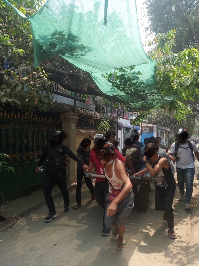A man got shot at the waistline in SeinPan, #Mandalay.

ANTIFASCIST REVOLUTION
#AntiFascistRevolution2021
#Mar27Coup
#WhatsHappeningInMyanmar