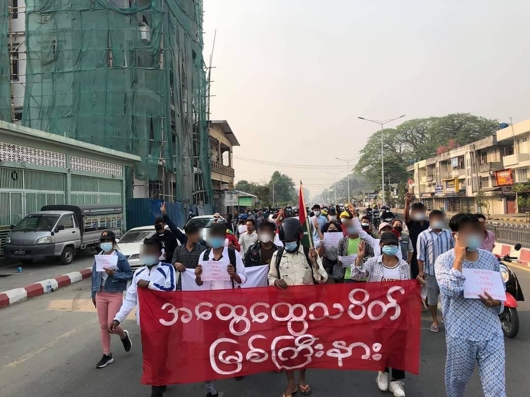 At least three civilians were injured and 30 detained when junta forces cracked down on anti-regime protesters in Myitkyina, Kachin State on Mar. 27. Security forces are reportedly arresting people from private cars on street corners. (Photo: Kachinwaves) #WhatsHappeningInMyanmar