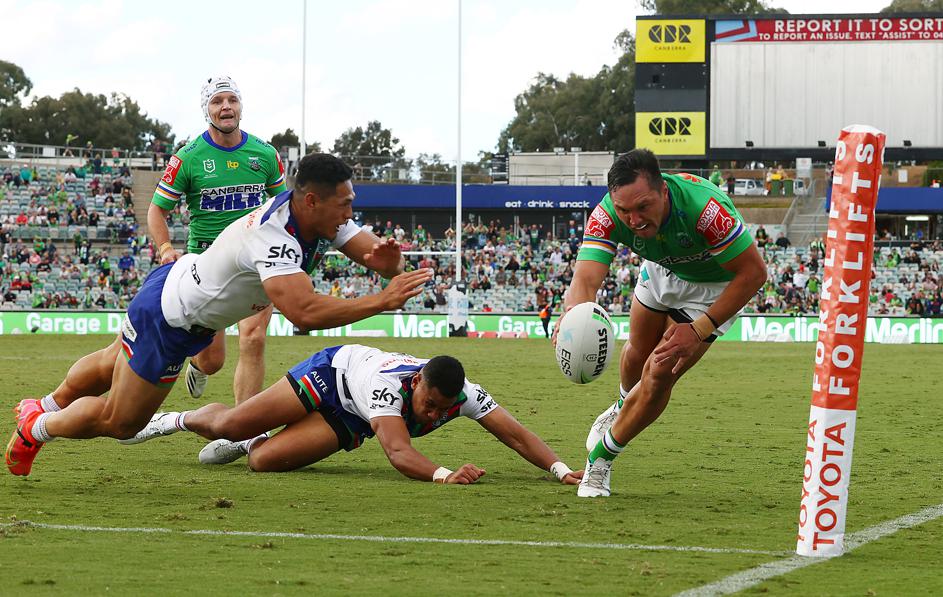 FOXNRL's tweet photo. 'RTS IS A GOD'
The NRL world reacted 'in awe' at this Roger Tuivasa-Sheck miracle play to win the game
https://t.co/99Ozjx8hH5
#NRLRaidersWarriors https://t.co/SyvW9fqytO