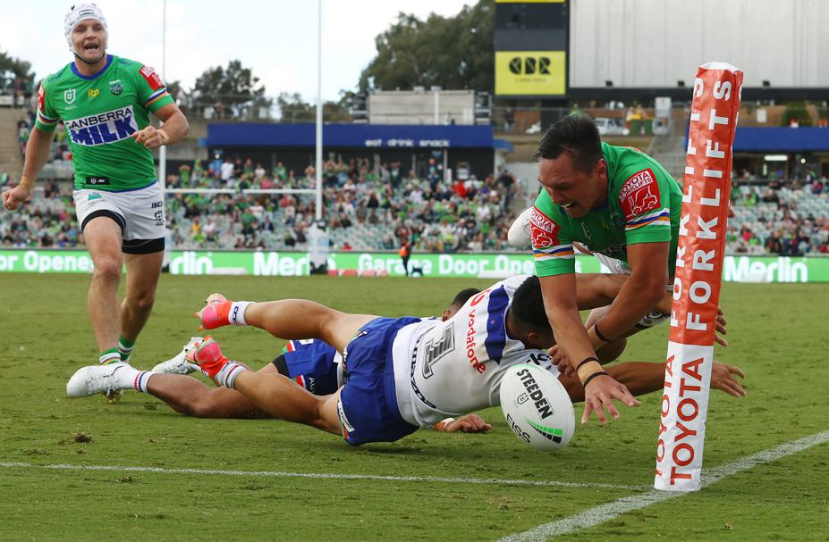 FOXNRL's tweet photo. 'RTS IS A GOD'
The NRL world reacted 'in awe' at this Roger Tuivasa-Sheck miracle play to win the game
https://t.co/99Ozjx8hH5
#NRLRaidersWarriors https://t.co/SyvW9fqytO