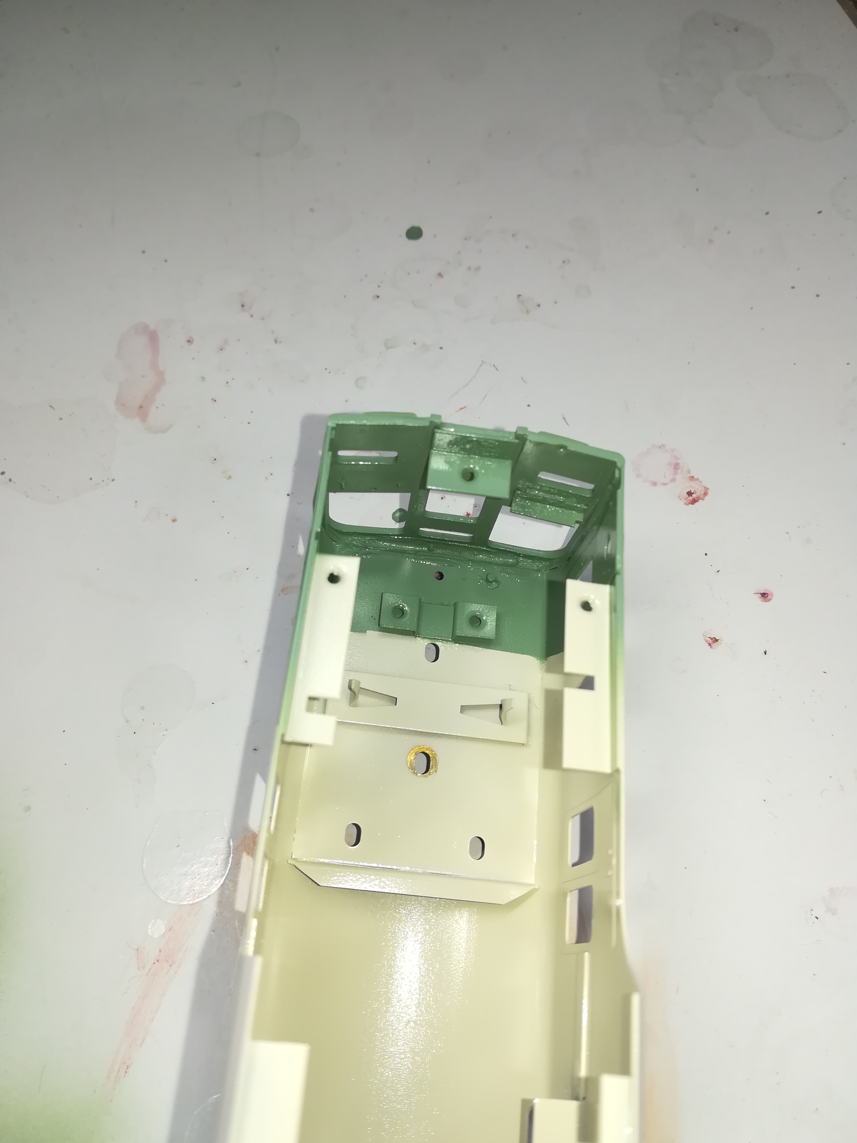 新電 新電 415製作 ミッチャクロンの上から下地としてマッハの白を塗装した また室内色にマッハのクリーム10号を 乗務員室にマッハの淡緑1号を塗装した T Co 64aevxa0qq Twitter