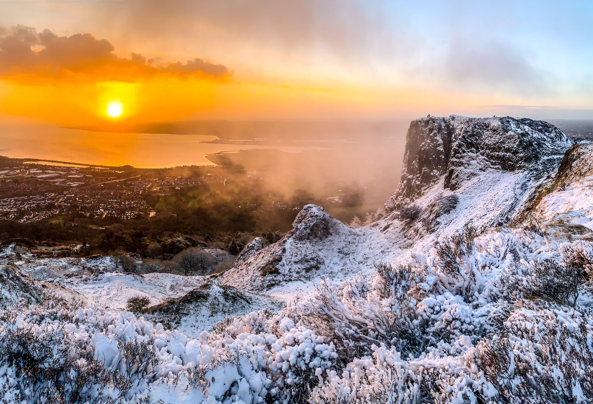 agtawagon's tweet photo. Sunrise at its finest!!! Good morning from Belfast Cavehill 27march2021 @bbcniweather @coolfm @BelfastLive @belfastcc @angie_weather @barrabest @WeatherCee https://t.co/Stdu9GijMd