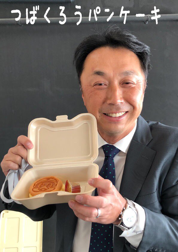 明治神宮野球場 公式 神宮グルメ が大好きな宮本慎也さんがご来場 新商品の つば九郎ベビーカステラ つば九郎パンケーキ つば九郎焼き を早速食べていただきました 神宮球場のお土産に ぜひご賞味ください 神宮球場 神宮グルメ
