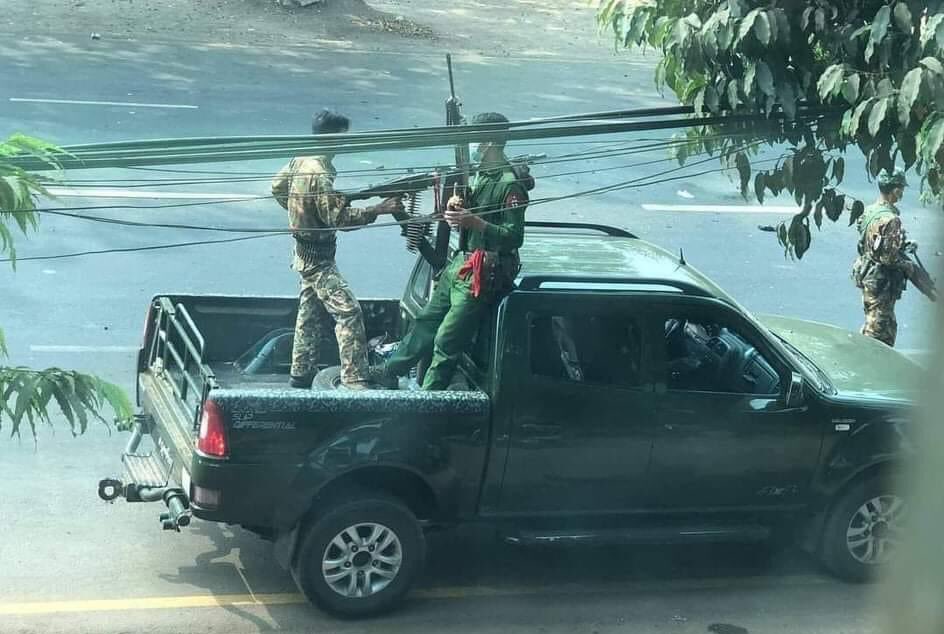 #KyaikHto
One was killed by headshot. Two were in critical condition, one shot in the abdomen and one in the neck by rubber bullet. The terrorists are seen driving around the town with loaded machine guns on the car.
#AntiFascistRevolution2021
#Mar27Coup
#WhatsHappeningInMyanmar