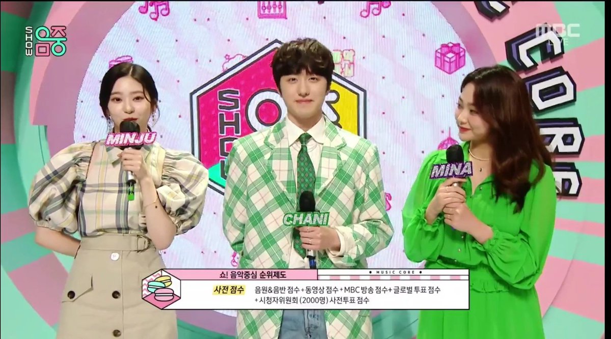 minjoossama's tweet photo. It's the way they stare at Minjoo with that smile 🥺🥺🥺 https://t.co/cdZxBZD3xR