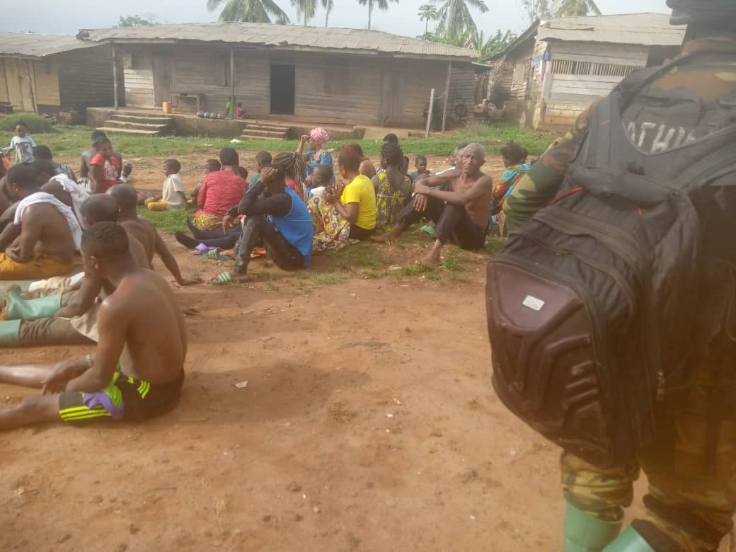 MimiMefoInfo's tweet photo. #Cameroon Soldiers carry out Ngarbuh-type massacre in Mbonge

At least 20 people including women, elderly persons, children have been killed in Mbonge, a Subdivision in Meme, South West Region.

Read full article👇👇
https://t.co/EjvefyoXjN

#AnglophoneCrisis
#EndAnglophoneCrisis https://t.co/Kw46P0mpOI