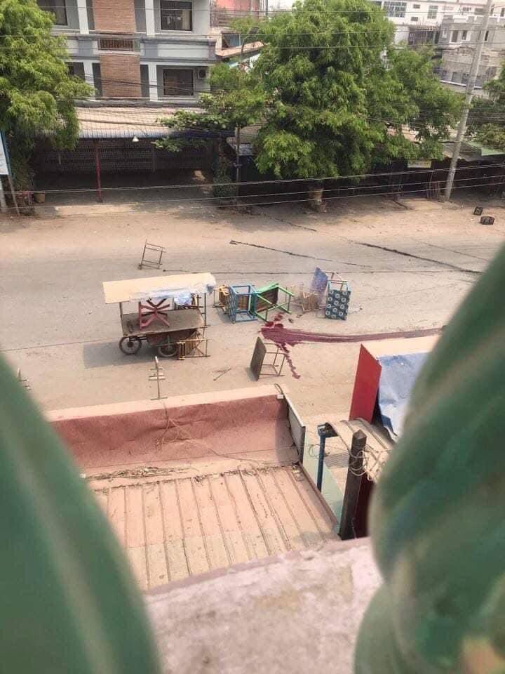 In Mandalay, Junta is shooting everyone they see. This scene where a normal civillian bringing his friend's dead body back home breaks our hearts.

ANTIFACIST REVOLUTION
#AntiFascistRevolution2021
#Mar27Coup
#WhatsHappeningInMyanmar
