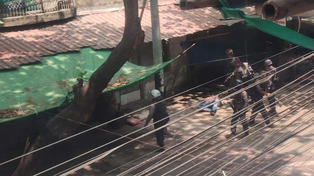 Byun_Sori6104's tweet photo. Tw // dead body

A civilian was brutally killed by the military terrorists in Tarmwe, Yangon this afternoon!!!

#WhatsHappeningInMyanmar 
#Mar27Coup https://t.co/Y7DcNI5IkQ