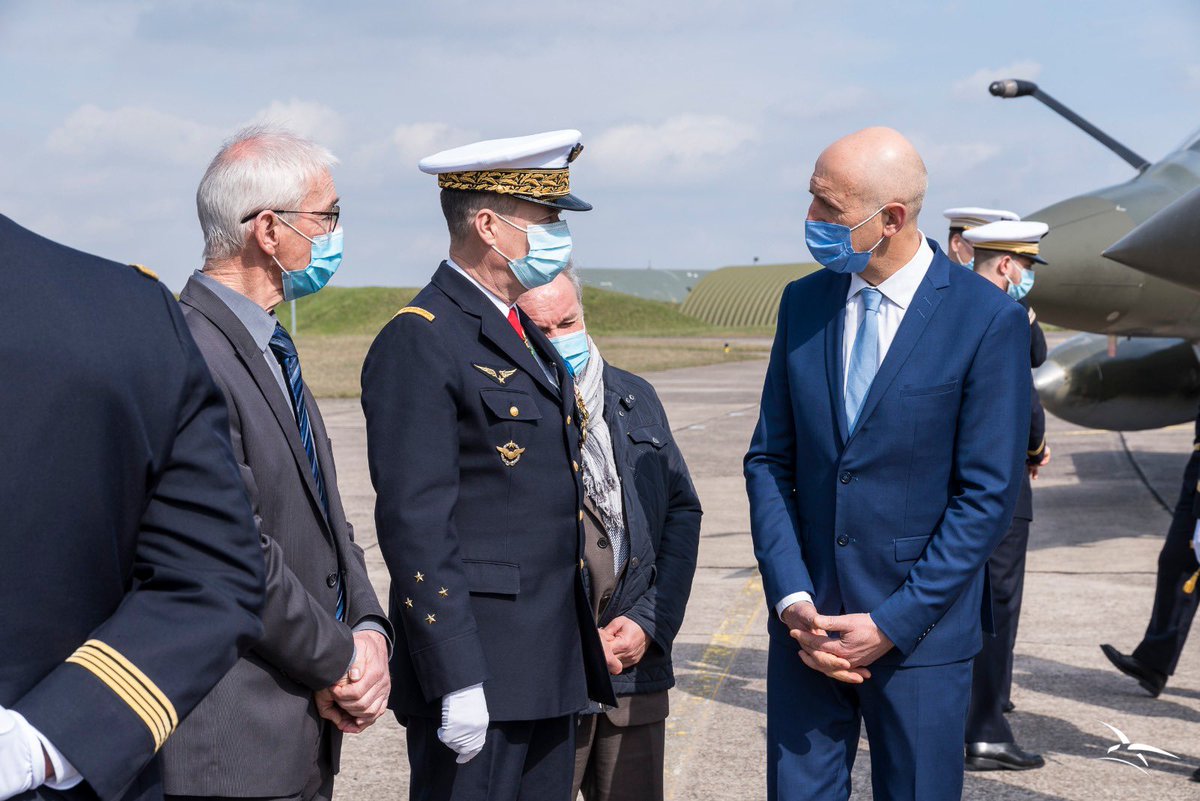 PotierDominique's tweet photo. Échange avec le Commandant des forces aériennes lors de la cérémonie commémorative des 10 ans de l’opération Harmattan en Libye et de l’engagement en première ligne des aviateurs de la #BA133 Nancy-Ochey https://t.co/dCygHsQQYu